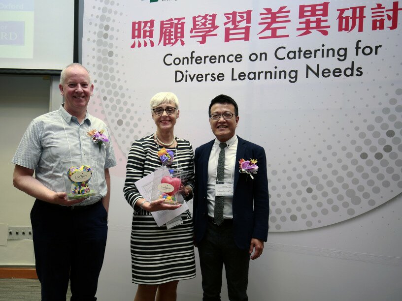 On behalf of EdUHK’s Department of SEC, Professor Hue Ming-tak presents souvenirs to the two guest speakers from the University of Oxford, Professor Charles Hulme and Professor Maggie Snowling.