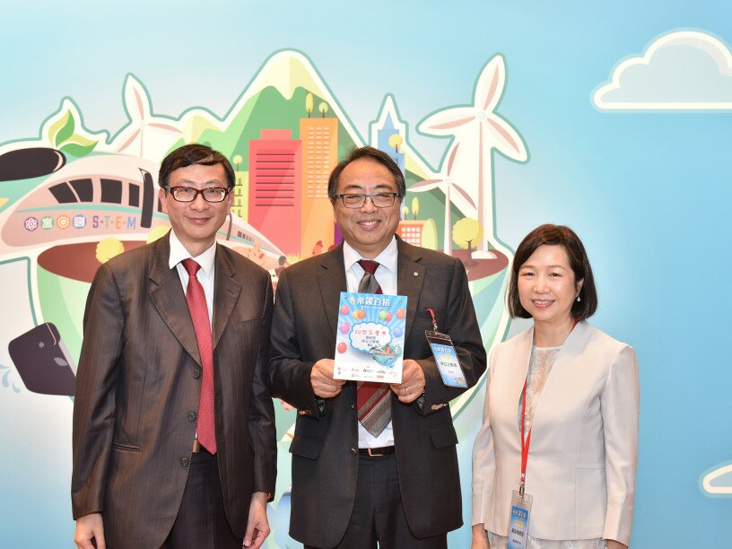 (From the Left) Professor John Lee Chi-kin, Professor Tsui Lap-chee and Professor Winnie So Wing-mui pose for a photo at the event.