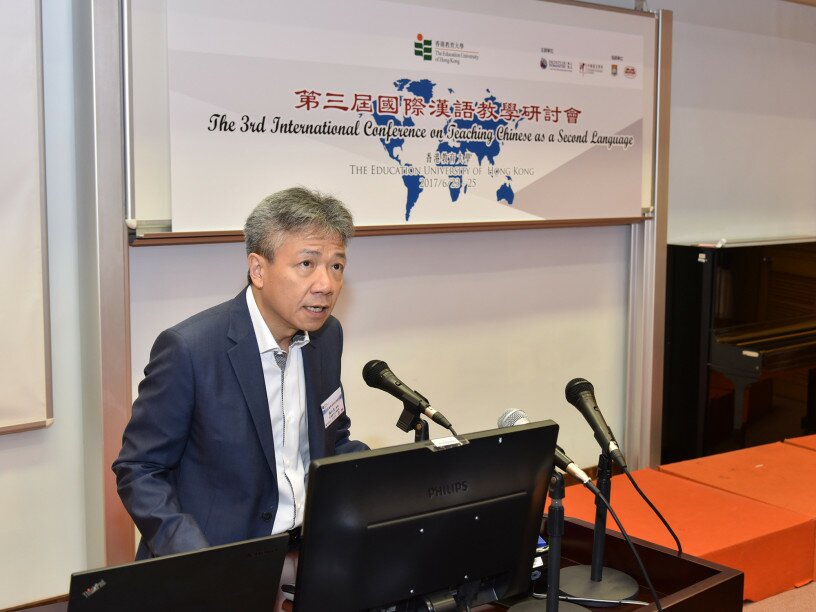 Professor Stephen Cheung Yan-leung delivers speaking notes in the ceremony.