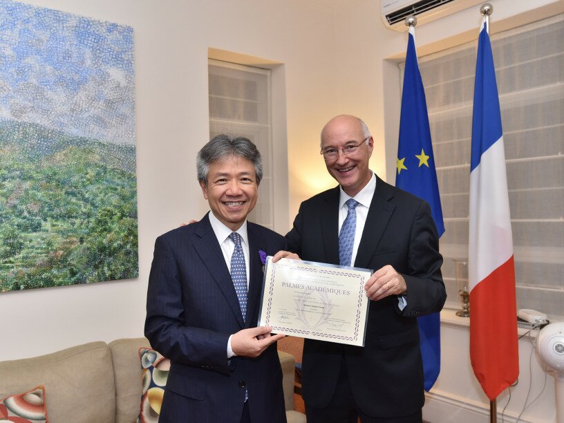 President Professor Stephen Cheung Yan-leung is named an Officier dans l’Ordre des Palmes Académiques by Mr Eric Berti, Consul General of France in Hong Kong and Macau.