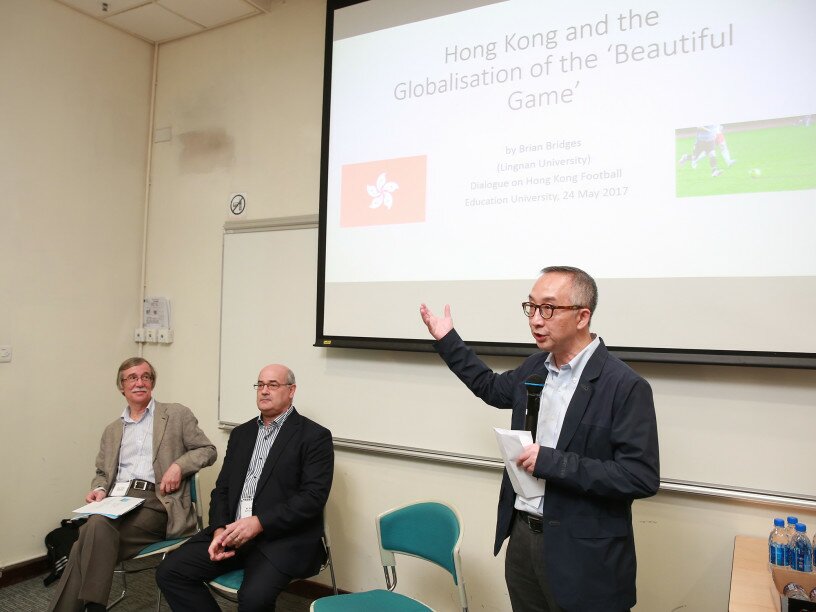 吕大乐教授（右）表示，冀望透过建立合作平台，让社会各界人士更了解本土足球。