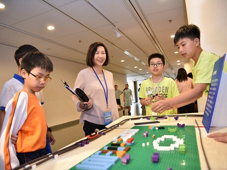 Professor So Wing-mui Winnie is listening to student presentation on their STEM project.