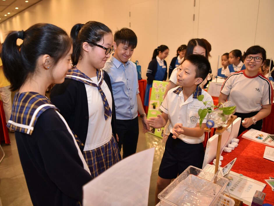 参展队伍向公众讲解不同类型的鱼菜共生系统对植物生长的影响。