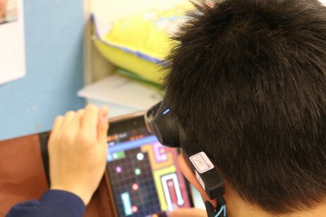 透過為學生佩戴藍芽感應器，實時量度他們的腦電波變化，再經由數據收集器把資料傳遞至電腦上。