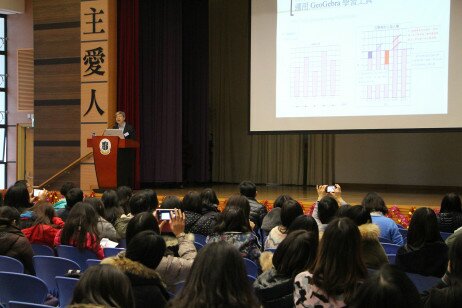 （左起）江绍祥教授联同佐敦谷圣若瑟天主教小学陈佩珊副校长分享此计划第二年的实施成果。