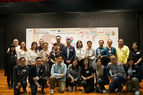 Guest speakers and members of the organising committee of “100 Parents 2019 Family Day” pose for a group photo