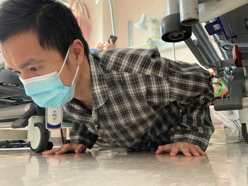 Lee Chun-ho working out in the hospital, hoping for a speedy recovery