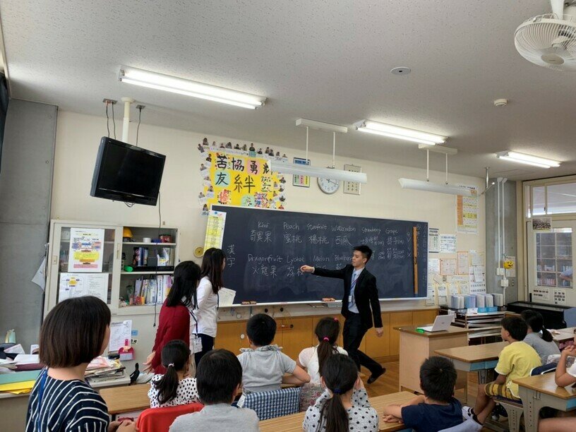 李嘉毅走进日本课室教授英语，体验异地的教学文化。