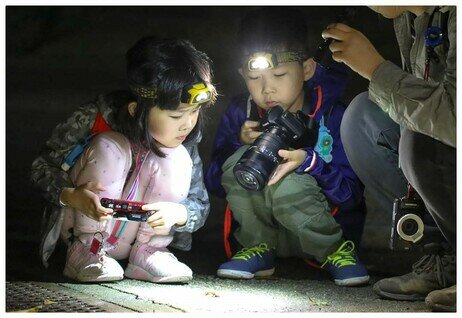 育有兩名孩子的李博士，自小培養子女認識大自然，經常舉家出動，甚至在晚上到校園的生態園「探險」。 他們時常化身小小觀察員，用相機記錄各類動物的足跡，寓學習於娛樂。