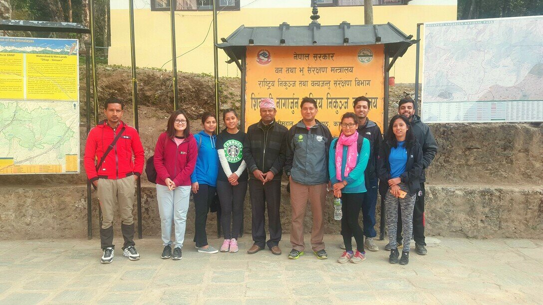 尽管尼泊尔的教学资源有限，Parbat仍花尽心思令课堂变得有趣，例如举办户外考察，将自然环境化身班房。