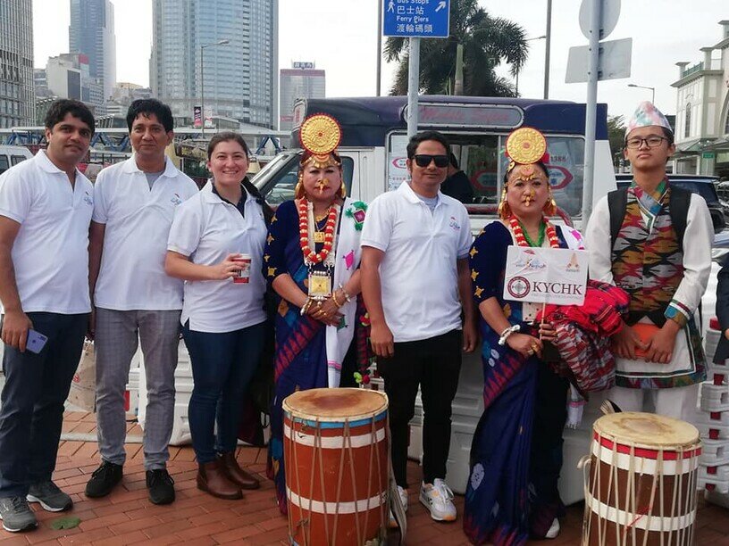 在香港学习期间，Parbat与外籍朋友参与尼泊尔文化交流活动。