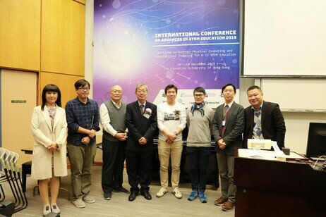 住冈英信博士（左五）与教大一众数学与资讯科技学系学者于专题演讲后会面。