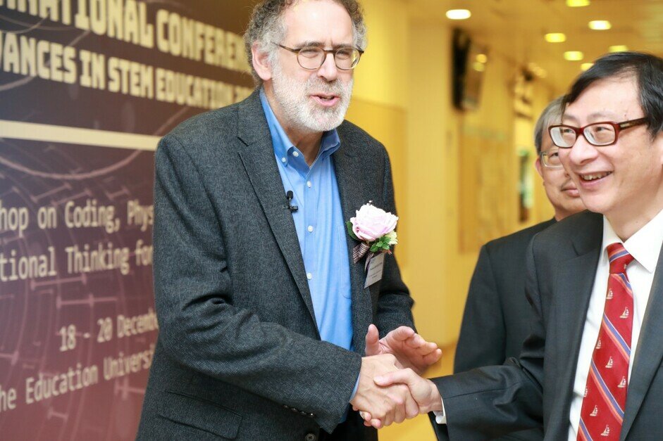 教大学术及首席副校长李子建教授（右）欢迎Mitchel Resnick教授。