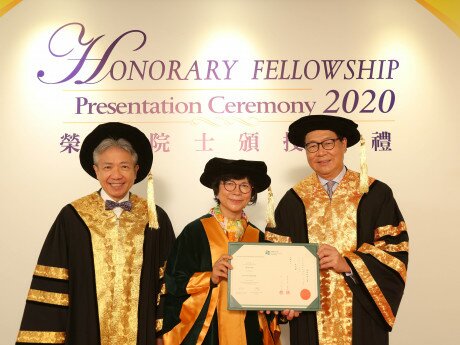 Ms Ada Ho How-sim, Honorary Fellow (centre)