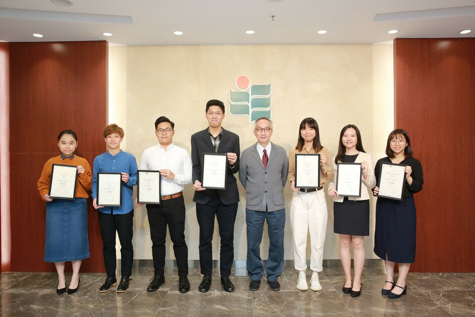 教大副校長（研究與發展）及遴選委員會主席呂大樂教授與「校長嘉許計畫」得獎學生合照。