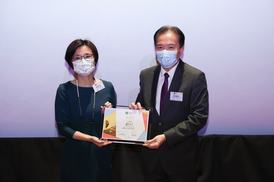 Dr David Wong Yau-kar presents a souvenir to Ms Christina Lee