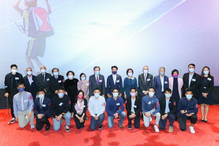 Members and friends of EdUHK, including EdUHK ‘Elite Athlete Friendly University’ Ambassadors Mr Wong Kam-po (bottom second right) and Mr Lee Chun-ho (bottom third right)