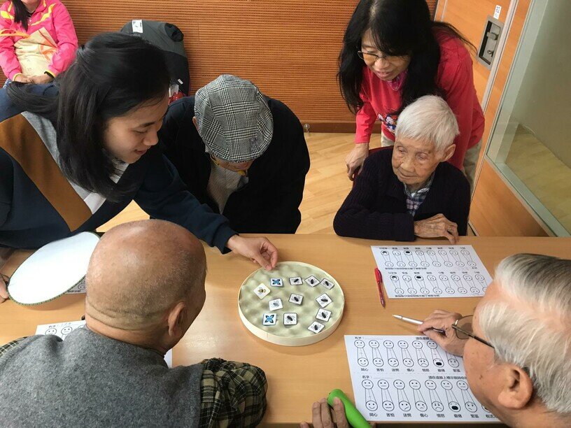 Lighten Dementia團隊於長者中心進行認知訓練遊戲課程