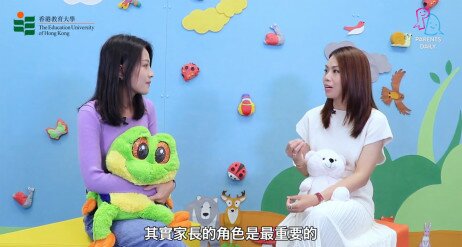 教大幼儿教育学系副系主任刘怡虹博士（右）于家长锦囊影片分享专家意见。