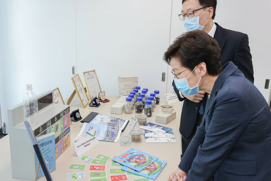 VP(RD) Professor Chetwyn Chan explains the applications of EdUHK’s eco-friendly inventions, including fish feeds from food wastes, eco-concrete blocks and the 8-Compartment Plastic Recycling Bin
