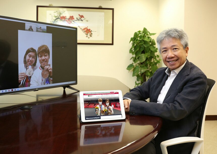 教大校長張仁良教授與教大學生杜凱琹與李皓晴透過視像會面，祝賀二人創下佳績