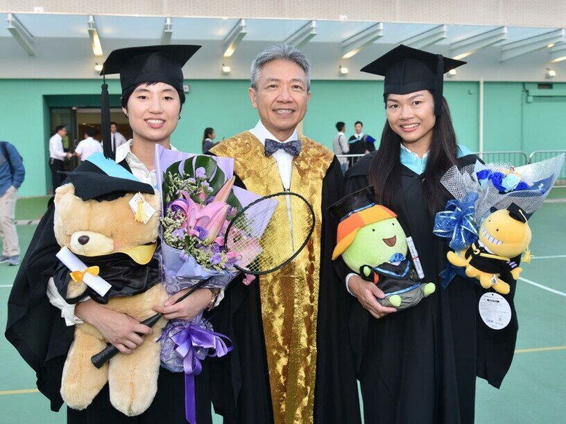 （左起）羽毛球运动员叶姵延、校长张仁良教授、李慧诗