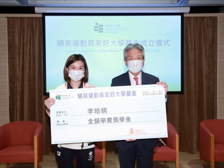 教大校長張仁良教授頒發獎學金予乒乓球運動員李皓晴。