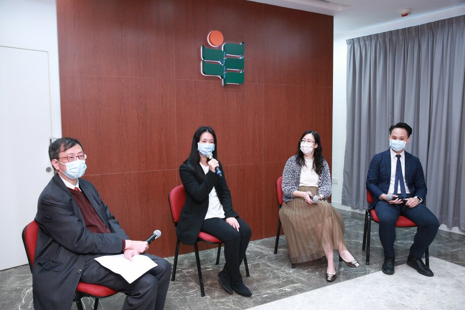 The ceremony also includes a discussion session chaired by Professor John Lee Chi-kin (1st from left), Vice President (Academic) and Provost of EdUHK and Director of CRSE, on the topic of diverse approach of learning and teaching in values education. 