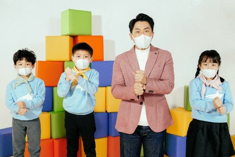 In the videos, celebrity parent Sammy Leung plays the games with primary one children and introduce the rules to them