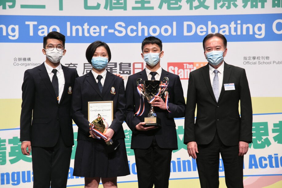 Dr Wong presents trophies to the champion of English section (Photo credit: Sing Tao Daily)