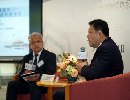 Dr Sammy Hui King-fai, Associate Vice President (Student Learning) of EdUHK (left), hosts the Q&A session