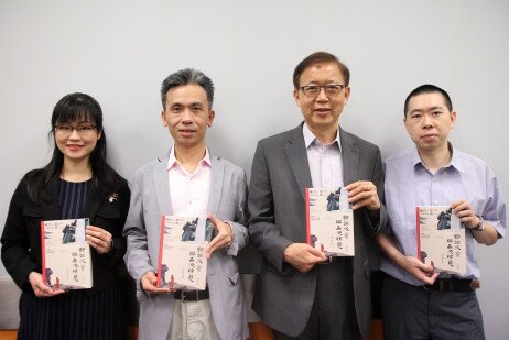 中国语言学系教授（实践）、研究项目总监施仲谋教授（右二）与研究团队合照。