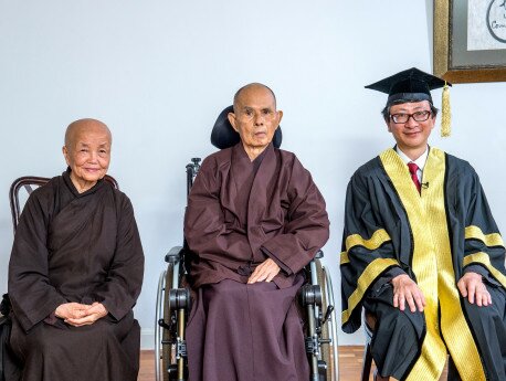 2017年，李教授代表教大前往泰國，頒發榮譽博士學位予已故的一行禪師