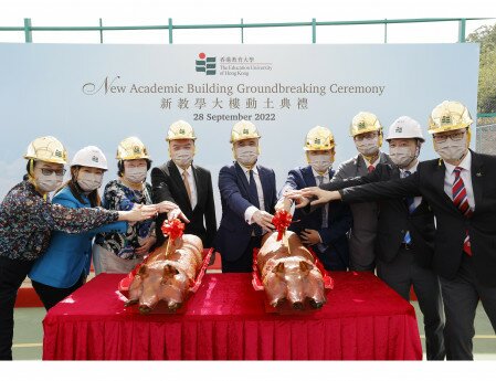 LegCo members cum alumni Hon Lilian Kwok Ling-lai (second from the left) and Hon Benson Luk Hon-man (second from the right) also join the ceremony 