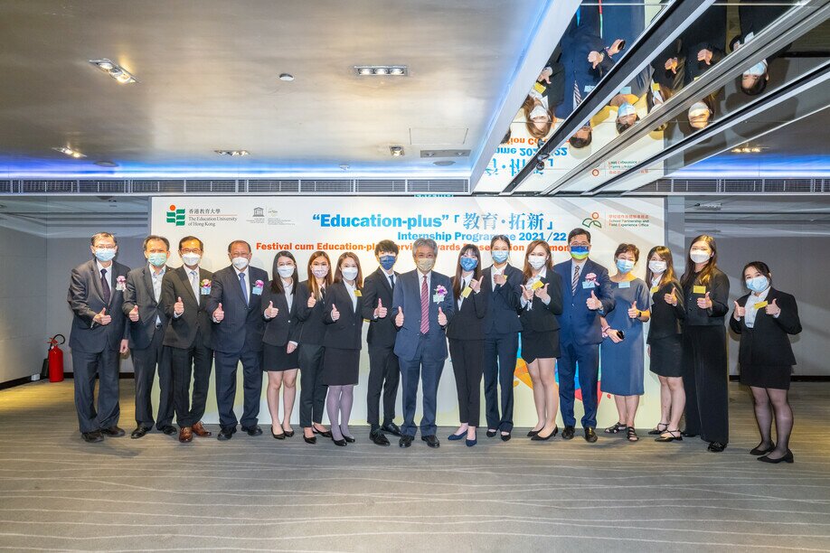 President Professor Stephen Cheung Yan-leung (centre), and Vice President (Academic) and Provost Professor John Lee Chi-kin (first left), pictured with the mentors and students