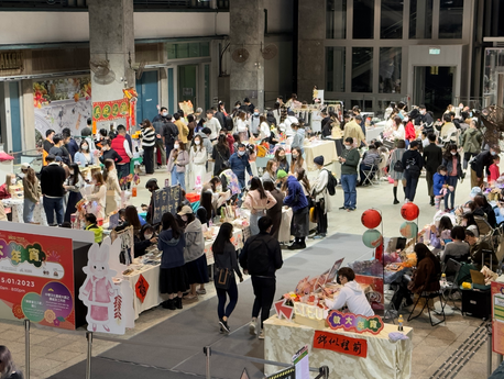 市集设有超过40个由教大学生及校友营运的摊位