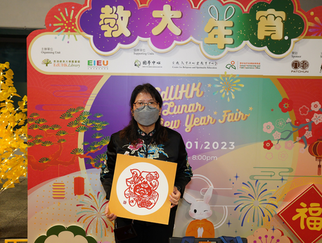 Ms Sun Hong, President of Hong Kong Chinese Découpage Culture and Art Association, teaches Chinese paper-cutting art