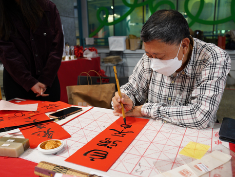 Mr Tang Siu-hung, Vice President of Hong Kong Calligraphers’ Association, demonstrates Chinese fai chun calligraphy to share wishes and blessings