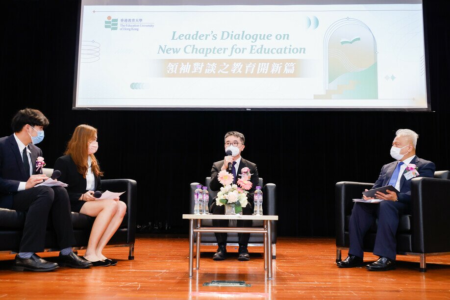 Mr Sze (centre) during a dialogue session with students Billy Lai Tsz-hin (first left) and Jasmine Yam Tsz-shun (second left), and Associate Vice President (Student Learning) Dr Sammy Hui King-fai (right)