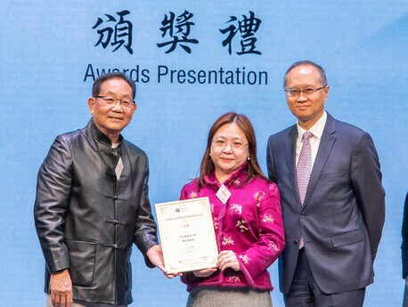 Ms Janet Kar Wing-suet  (middle), Golden Award winner of the Primary School Group. Mr Chu King-yuen (left) and Professor Leung Bo-wah (right)