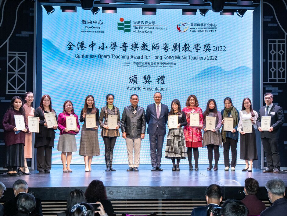 Mr Chu King-yuen (left 7) and Professor Leung Bo-wah (left 8) with awardees 
