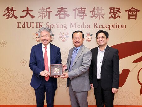 (From left) Professor Cheung presents a souvenir to His Excellency Mak Ngoy and Dr Nith Bunlay