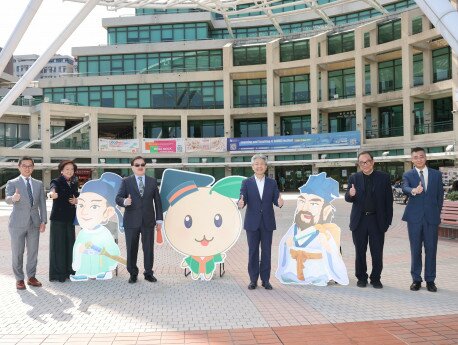 (From left) Mr Jason Wong Jan-hoi, Ms Nancy Nheu Tin-tjin, Mr Wong Sing, together with students from EdUHK Jockey Club Primary School, President Professor Stephen Cheung, Special Adviser to the President Mr Tai Hay-lap, Dr Fung Chi-wang; and BEd student L