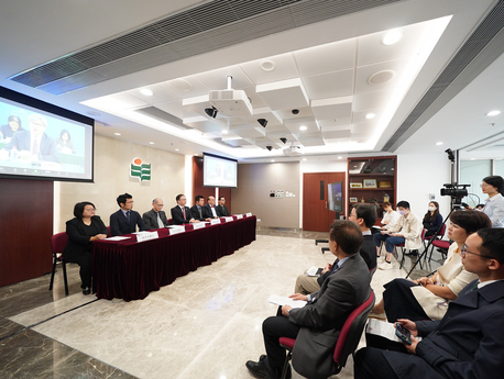 Professor Lo Sing-kai, EdUHK Dean of the Graduate School and Professor Yan Fengqiao, Dean of Graduate School of Education from Peking University, sign the partnership agreement to mark the commencement of the collaboration