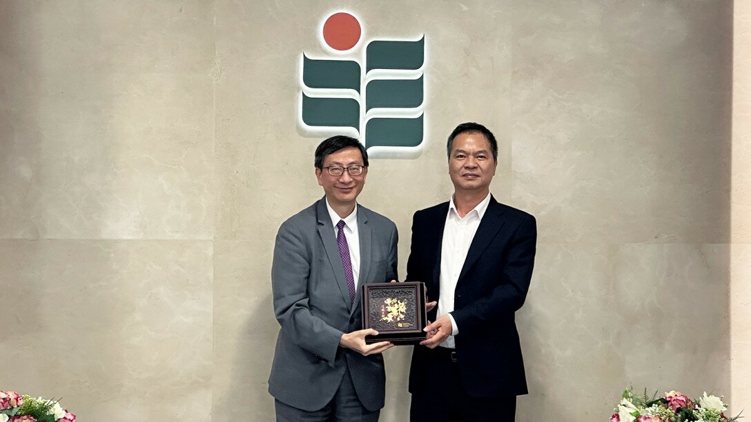 Professor John Lee, EdUHK President (Designate) and Vice President (Academic) and Provost (left), presents a souvenir to Mr Huang Shaowen, Deputy Mayor of Foshan