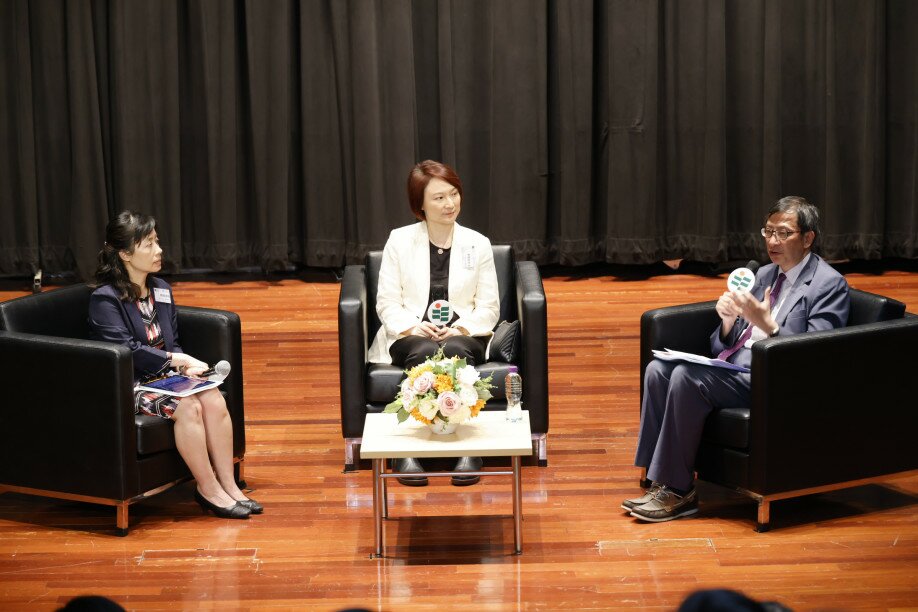 教大协理副校长（学术事务）郑美红教授（左）主持对谈环节