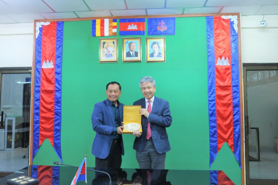 教大校长张仁良教授（右）与柬埔寨教育部高教司司长Mak Ngoy先生