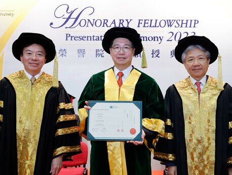 左起：校董会主席黄友嘉博士、荣誉院士叶礼德先生、教大校长张仁良教授