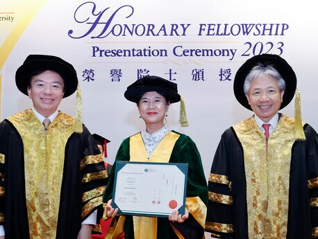 左起：校董会主席黄友嘉博士、荣誉院士鲍俊萍女士、教大校长张仁良教授