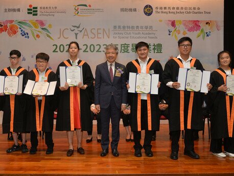 Professor Cheung offershis heartfelt congratulations to the students